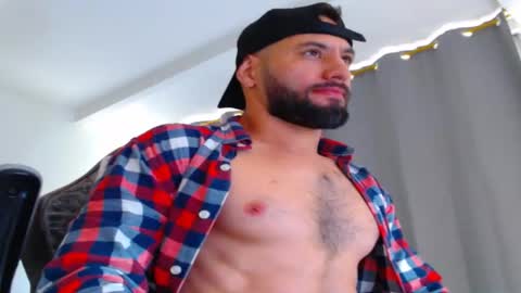 Snapshot of oliverdrew1 chatting on 10/12/25, 05:45 oliver online show from 10/12/25, 05:45