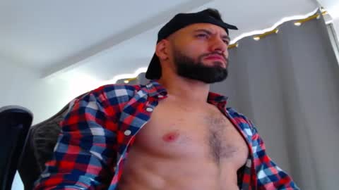 Snapshot of oliverdrew1 chatting on 10/13/25, 05:02 oliver online show from 10/13/25, 05:02