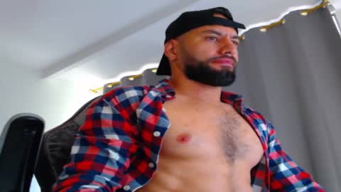 Snapshot of oliverdrew1 chatting on 10/20/25, 01:22 oliver online show from 10/20/25, 01:22