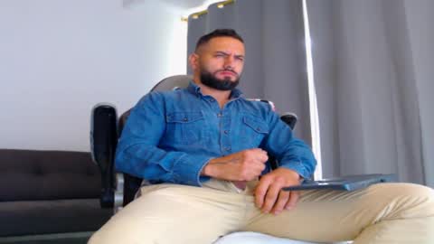 Snapshot of oliverdrew1 chatting on 10/22/25, 12:38 oliver online show from 10/22/25, 12:38