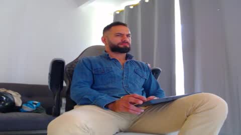 Snapshot of oliverdrew1 chatting on 10/24/25, 04:47 oliver online show from 10/24/25, 04:47