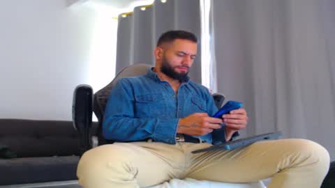 Snapshot of oliverdrew1 chatting on 10/27/25, 02:32 oliver online show from 10/27/25, 02:32