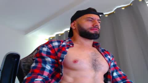 Snapshot of oliverdrew1 chatting on 10/31/25, 02:40 oliver online show from 10/31/25, 02:40