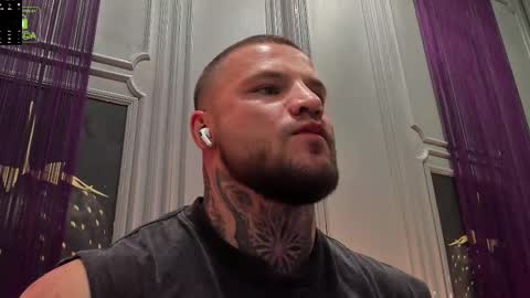 Snapshot of oliversport chatting on 10/12/25, 03:55 OliverSport online show from 10/12/25, 03:55