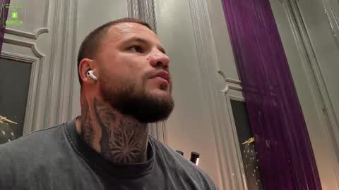 Snapshot of oliversport chatting on 10/30/25, 10:49 OliverSport online show from 10/30/25, 10:49