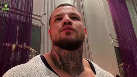 Snapshot of oliversport chatting on 12/15/25, 04:00 OliverSport online show from 12/15/25, 04:00