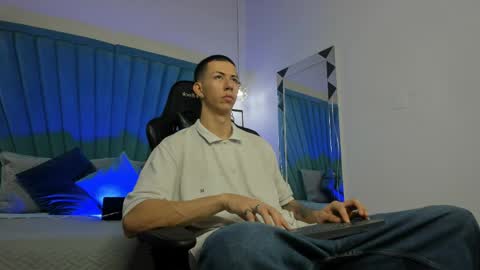 oliverthompson_01 online show from 04/22/26, 03:09