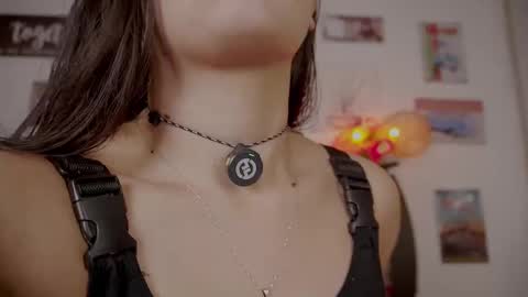 Snapshot of olivia22love chatting on 12/17/25, 01:50 ..................................... 500 am- 1200 pm GMT-5 online show from 12/17/25, 01:50