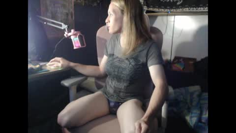 Snapshot of olivia661 chatting on 03/29/26, 03:06 StonerBratOlivia online show from 03/29/26, 03:06