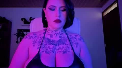 Snapshot of olivia_seex chatting on 10/20/25, 02:17 online show from 10/20/25, 02:17