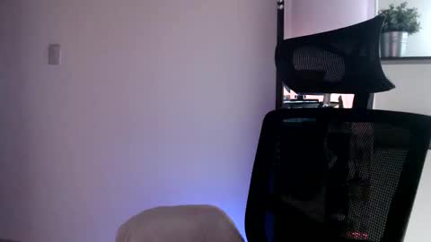oliviaaa__ online show from 11/18/25, 04:11