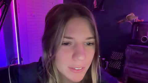 Snapshot of oliviahansleyy chatting on 01/05/25, 03:22 Olivia online show from 01/05/25, 03:22
