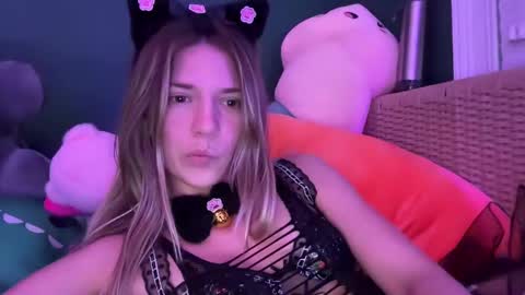 Snapshot of oliviahansleyy chatting on 03/11/25, 05:38 Olivia online show from 03/11/25, 05:38