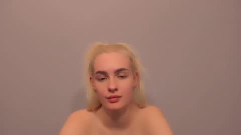 Snapshot of oliviahappy chatting on 03/19/26, 09:30 oliviaBeauty online show from 03/19/26, 09:30
