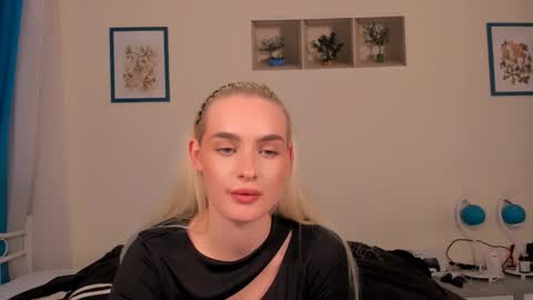 Snapshot of oliviahappy chatting on 04/15/26, 07:54 oliviaBeauty online show from 04/15/26, 07:54