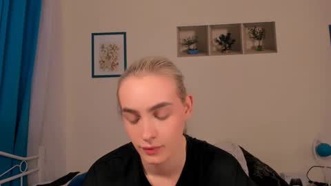 Snapshot of oliviahappy chatting on 04/18/26, 07:18 oliviaBeauty online show from 04/18/26, 07:18