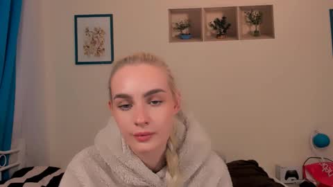 Snapshot of oliviahappy chatting on 04/19/26, 05:34 oliviaBeauty online show from 04/19/26, 05:34