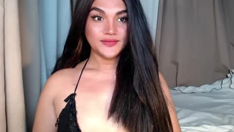 Snapshot of oliviahot22 chatting on 12/17/24, 10:01 oliviahot22 online show from 12/17/24, 10:01