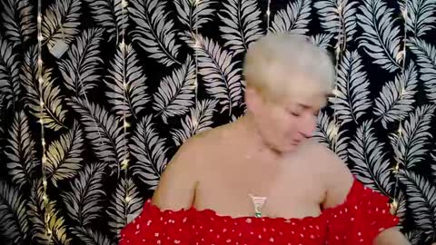Snapshot of oliviaoskar_ chatting on 01/03/25, 12:19 Kelly online show from 01/03/25, 12:19