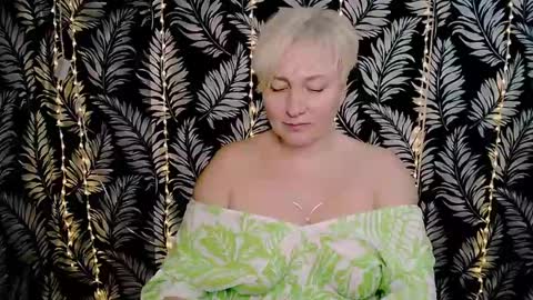 Snapshot of oliviaoskar_ chatting on 03/10/25, 12:37 Kelly online show from 03/10/25, 12:37