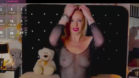 Snapshot of oliviashaw22 chatting on 01/14/26, 10:25 Olivia online show from 01/14/26, 10:25