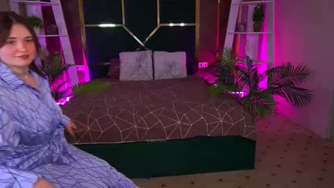 oliviia_rose online show from 12/14/25, 08:13