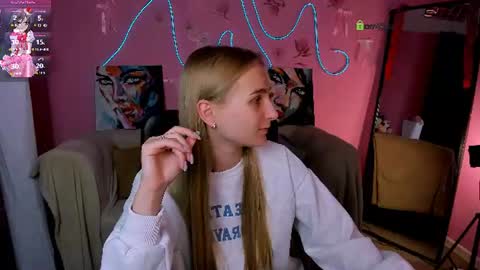 Snapshot of ollivia_dream chatting on 06/15/26, 05:42 Ollivia online show from 06/15/26, 05:42