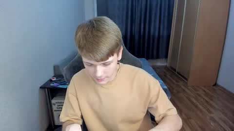 Snapshot of olvr_zoolander chatting on 05/04/26, 12:56 Oliver and Mira online show from 05/04/26, 12:56