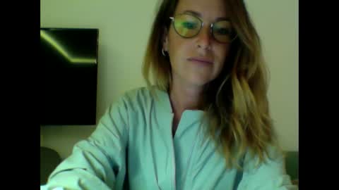 olyra11 online show from 10/26/25, 09:42