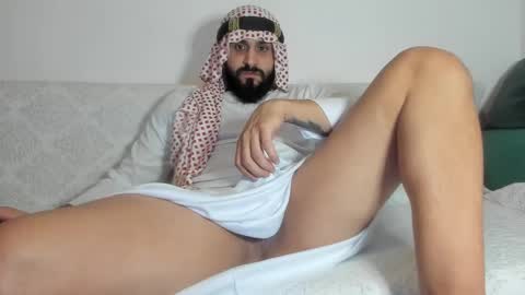 Snapshot of omar_xoxo chatting on 10/14/25, 08:20 Omar online show from 10/14/25, 08:20