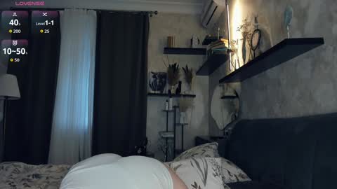 Snapshot of one_1ove chatting on 11/28/25, 07:33 Ana online show from 11/28/25, 07:33