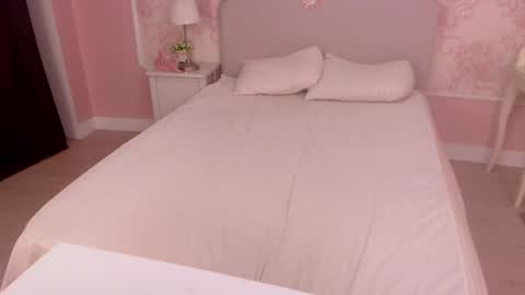 Snapshot of oneblondenicole chatting on 12/24/24, 05:49 Nicole online show from 12/24/24, 05:49