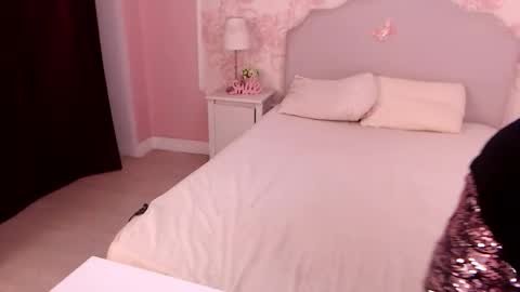 Snapshot of oneblondenicole chatting on 10/03/25, 04:42 Nicole online show from 10/03/25, 04:42