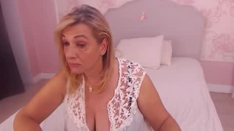 Snapshot of oneblondenicole chatting on 10/19/25, 04:46 Nicole online show from 10/19/25, 04:46