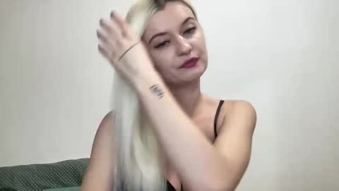 Snapshot of onika_cox chatting on 11/29/25, 11:41 Onika online show from 11/29/25, 11:41