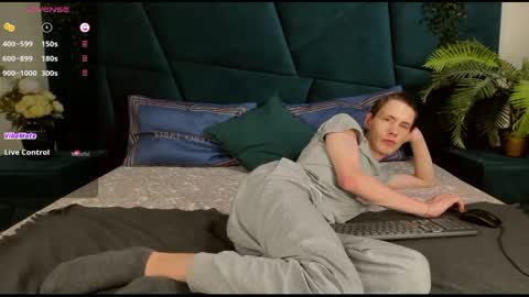 Snapshot of only_eric chatting on 02/21/25, 01:33 Erick online show from 02/21/25, 01:33