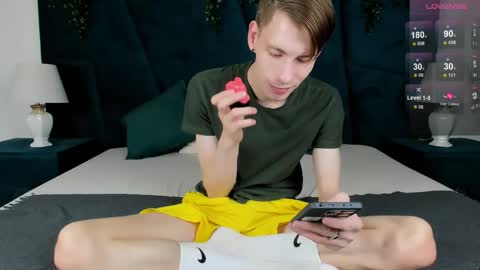 Snapshot of only_eric chatting on 11/10/25, 08:02 Erick online show from 11/10/25, 08:02