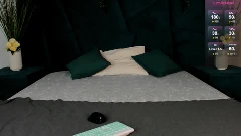 Snapshot of only_eric chatting on 11/18/25, 07:35 Erick online show from 11/18/25, 07:35