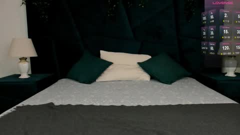 Snapshot of only_eric chatting on 11/24/25, 06:02 Erick online show from 11/24/25, 06:02