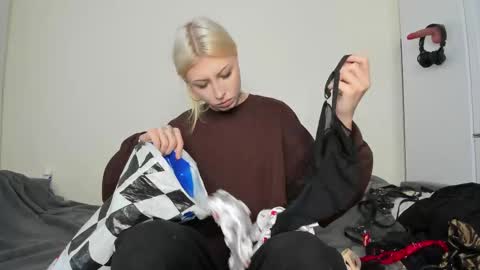 Snapshot of only_iva21 chatting on 11/15/25, 10:45 Iva online show from 11/15/25, 10:45