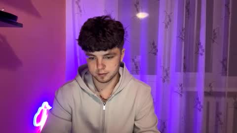 Snapshot of onyiix_ chatting on 11/08/25, 07:01 Mike online show from 11/08/25, 07:01