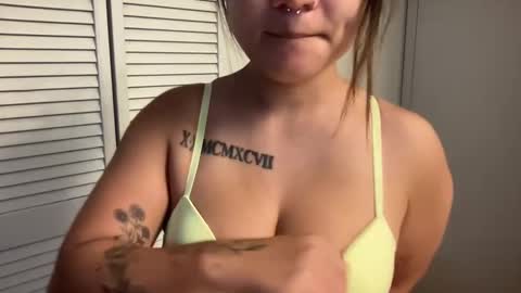 Snapshot of oohhellothere chatting on 09/23/25, 05:54 Miss Girly online show from 09/23/25, 05:54