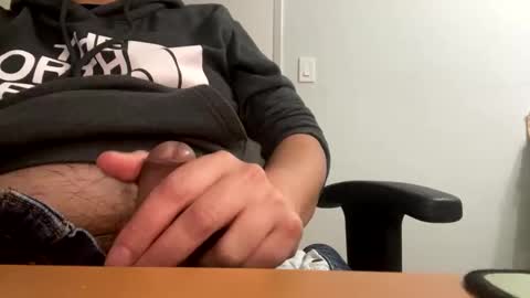 Snapshot of ooiskyfalloo chatting on 12/21/25, 03:02 ooiskyfalloo online show from 12/21/25, 03:02