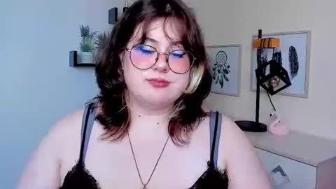 Snapshot of ophelialush chatting on 08/03/26, 09:15 OpheliaLush online show from 08/03/26, 09:15