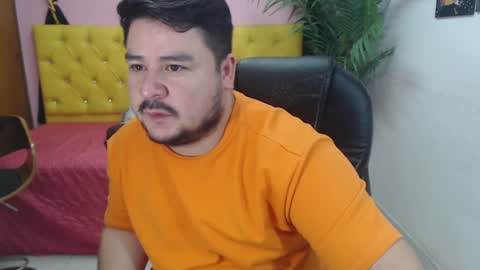 Snapshot of oso_gael chatting on 02/08/25, 05:29 Bear Gael online show from 02/08/25, 05:29