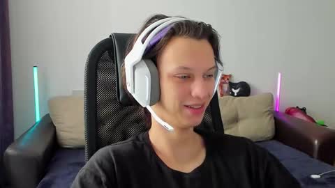 Snapshot of ostin_meoww chatting on 03/04/26, 07:03 Ostin online show from 03/04/26, 07:03