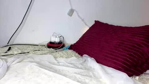 Snapshot of oumaimasoufaine66 chatting on 11/17/25, 11:10 oumaimasoufaine66 online show from 11/17/25, 11:10