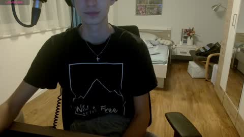 Snapshot of overkneebabe chatting on 02/04/25, 07:33 OverkneeBabe online show from 02/04/25, 07:33