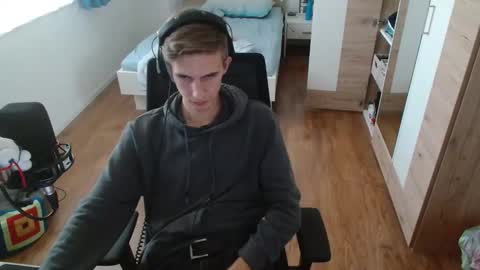 Snapshot of overkneebabe chatting on 10/25/25, 11:29 OverkneeBabe online show from 10/25/25, 11:29