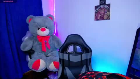 Owen  Independent model  online show from 06/15/26, 06:04